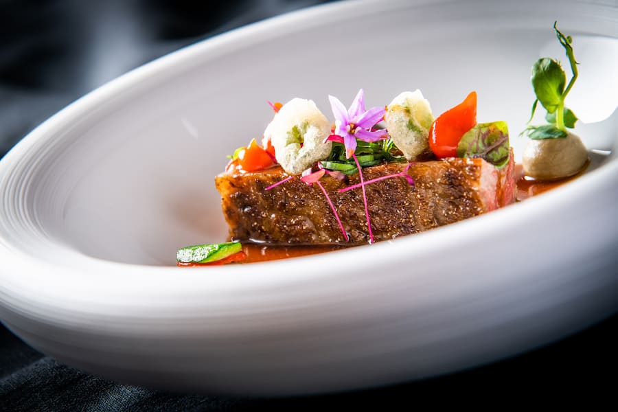 Entrecôte vom Wagyu-Beef aus Kagoshima. Mit japanischer Vinaigrette und Lauchöl.