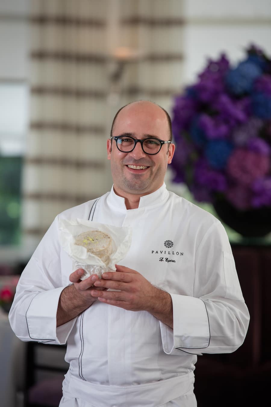 Laurent Eperon mit Ziegen-Rohmilchkäse "Persillé de Tignes".