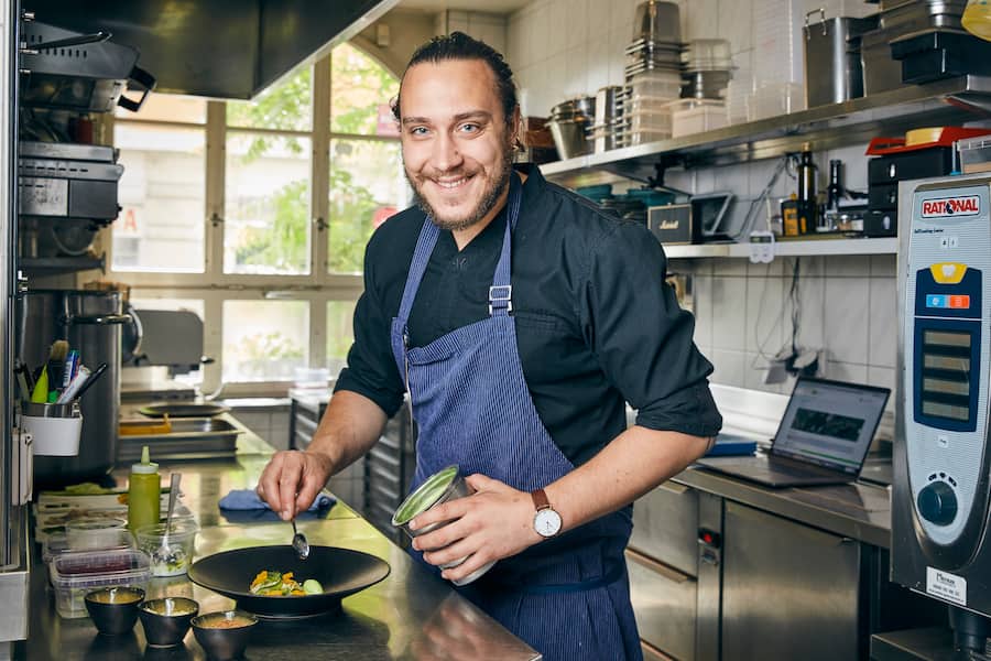 Fabian Fuchs, Koch, bei der Zubereitung von Gurkensalat mit Felchen, Buttermilch und Dill; Fuchs ist Nutzer der App Bionär, mit der er sein Gemüse bei Bauer Stefan Brunner bestellt. Restaurant EquiTable in Zürich, am 28.06.2017 / Foto Lucian Hunziker