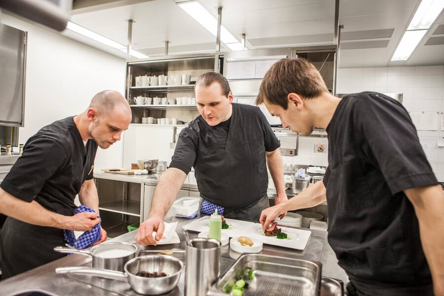 Fabian Inderbitzin in der Küche