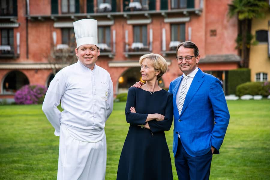 Feierstunde im «Castello»-Park. V.l. Chef Mattias Roock, die Direktoren Gabi und Simon Jenny.