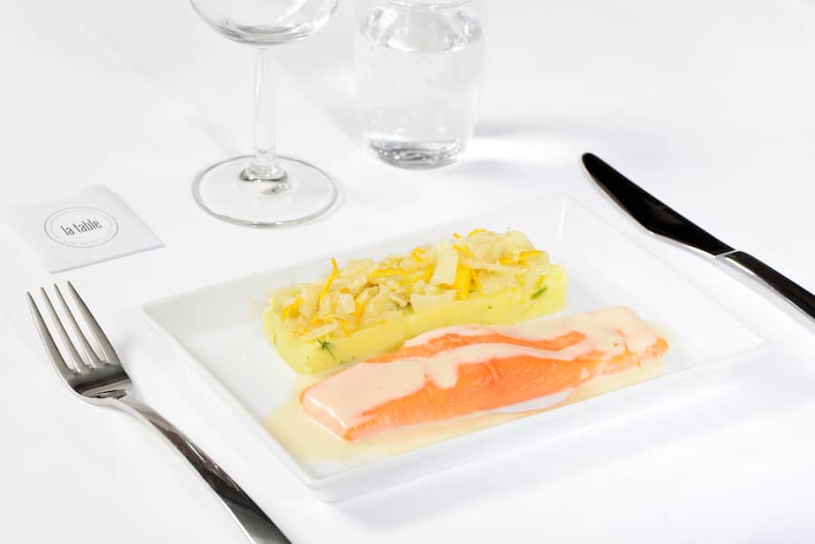 Filet de truite à la Petite Arvine, poêlée de fenouil à l'orange fraîche-cardamome écrasé de pommes de terre à l'huile d'olive et aux herbes fraîches © Photo Aline Périer