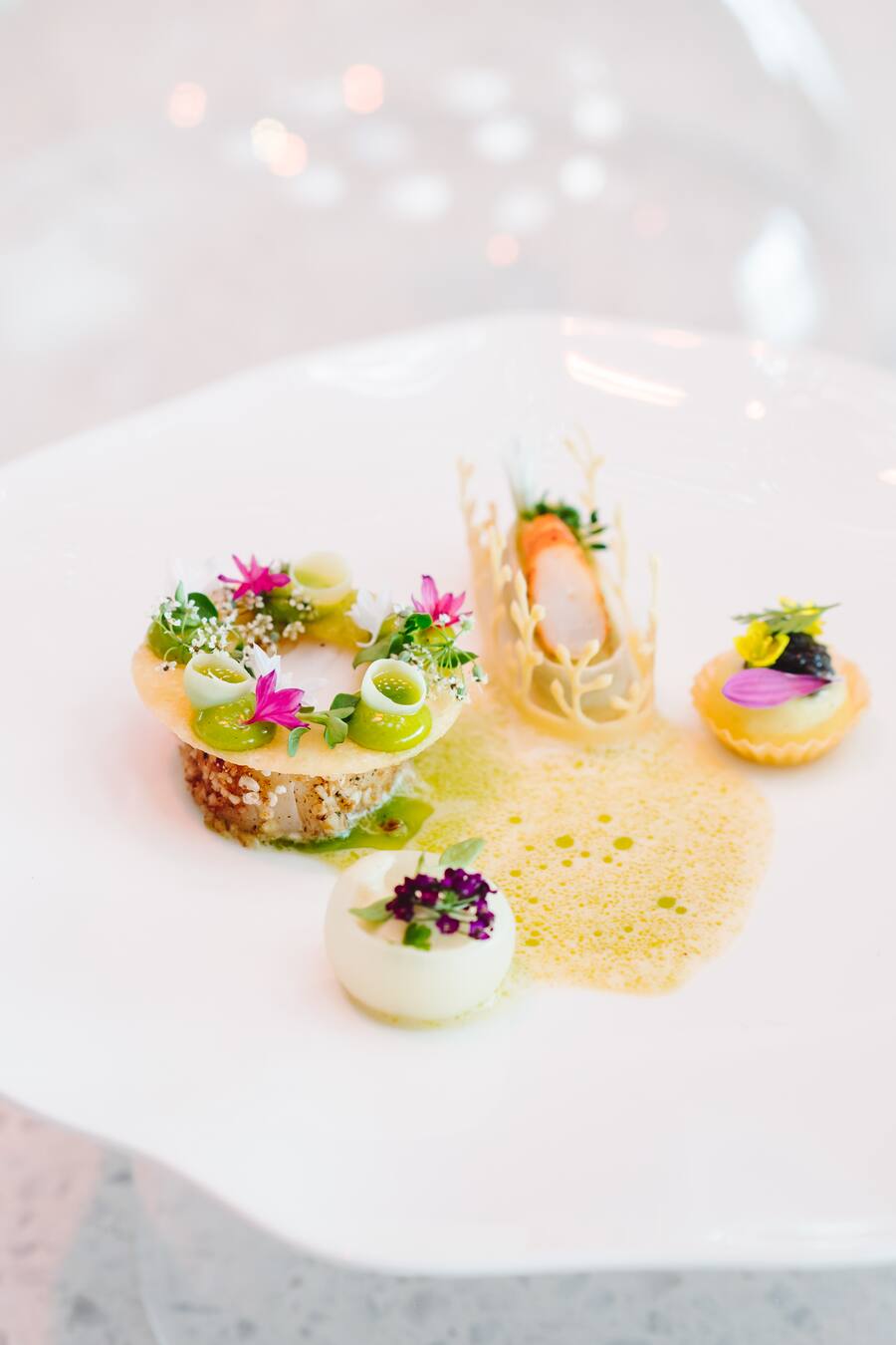 Fischgang von Ale Mordasini - Finale des Goldenen Kochs 2019 im Kursaal Bern. Die Finalisten Maximilian Müller, Kévin Vasselin, Alexandre Juton, Ale Mordasini, Lukas Schär und Victor Moriez kämpfen um den begehrten Pokal. Montag, 25. Februar 2019. Copyright Olivia Pulver