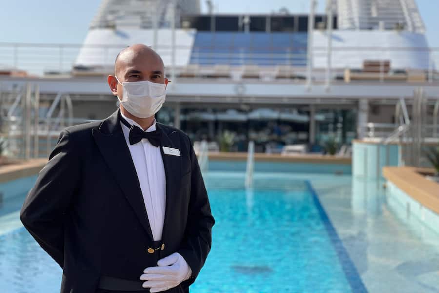 Fliege, Frack, Fiebermesser: Mister Neo, einer von 25 Butlern auf der «Silver Moon».