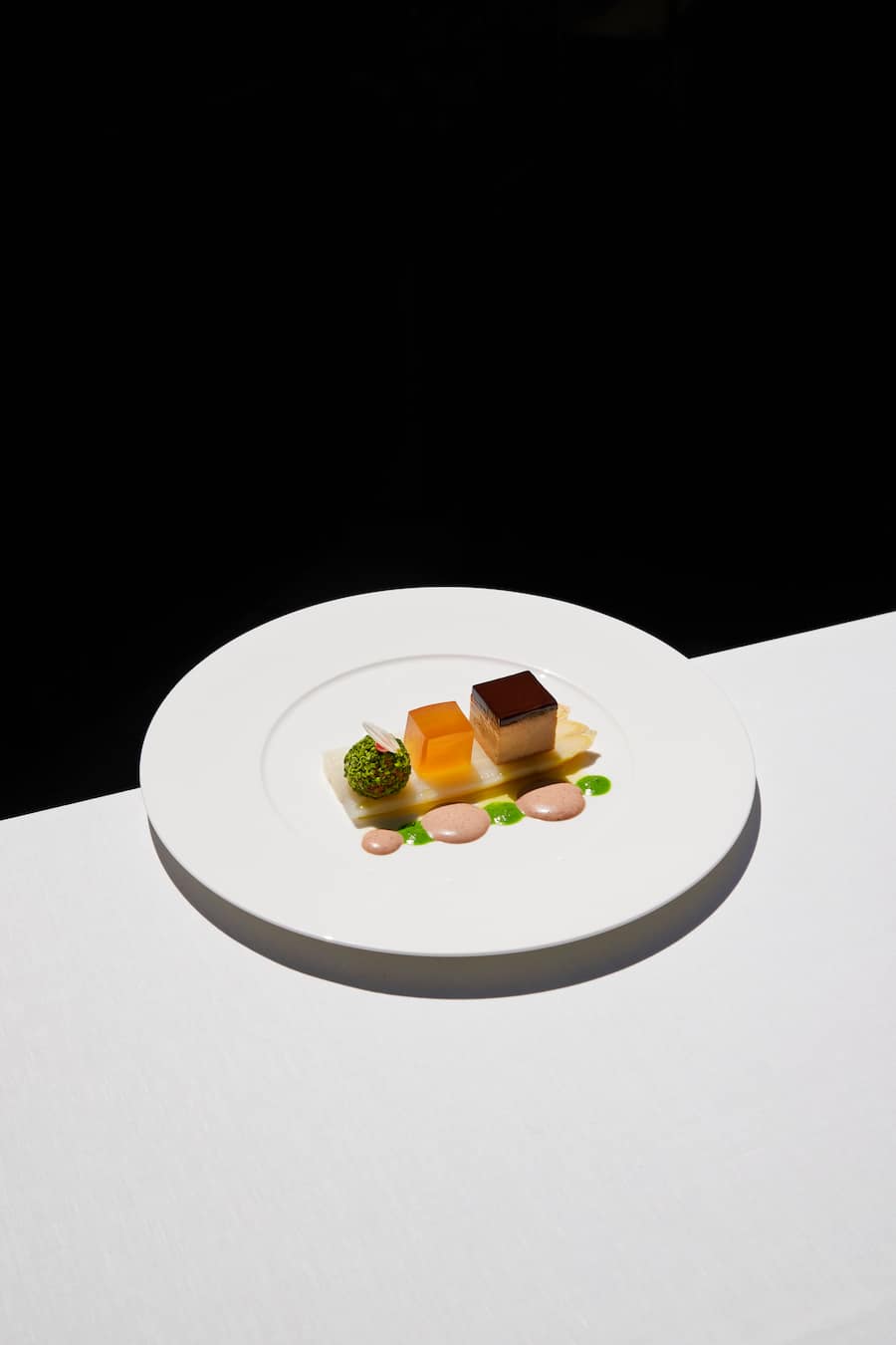 Foie Gras Terrine mit Piment und Schokolade, Rinderfilet, Ochsenschwanzgelee, Trüffelmayo, Olivenöl, Salsa verde