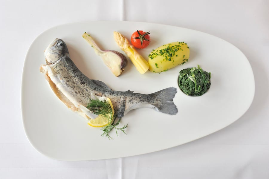 Hansper Sidler und Yvonne Warnier im Restaurant Hinterburgmühle und am Forellenteich in Neuheim.