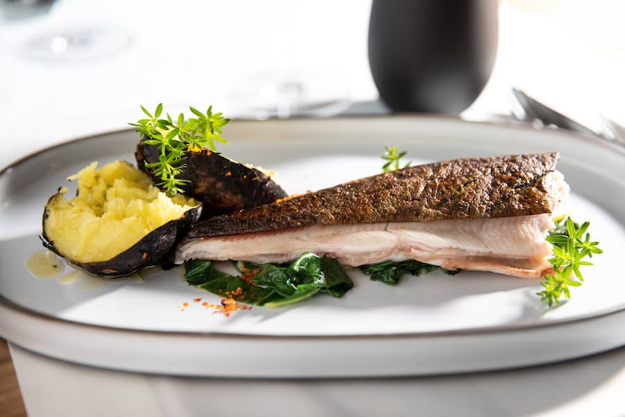 Forelle aus dem Smoker mit Mangold und Kartoffeln aus dem Feuer