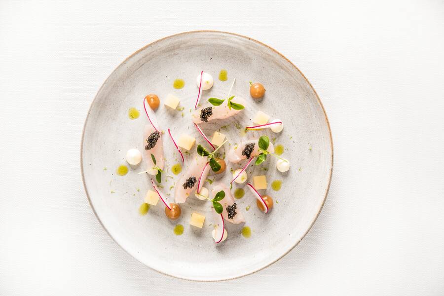 Frutiger Zander mit Mattener Surgrauech Aepfel Sauerrahm und Victoria Jungfrau Osietra Kaviar Stefan Beer