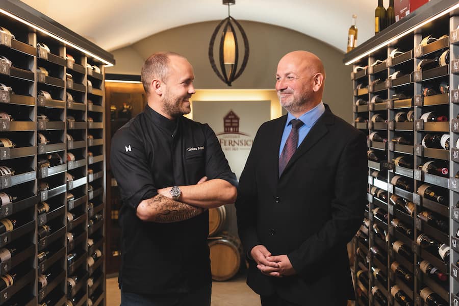 Sommelier Stefan Weise, Gasthaus zur Fernsicht, Incantare; Champagner Laurent-Perrier Grand Siècle Nr. 24Wolfsbarsch mit gerösteter Blumenkohlcreme, Sake-Beurre-blanc und Tomatillo; Koch Tobias Funke; Foto: Digitale Massarbeit, Tanja und Simon Kurt