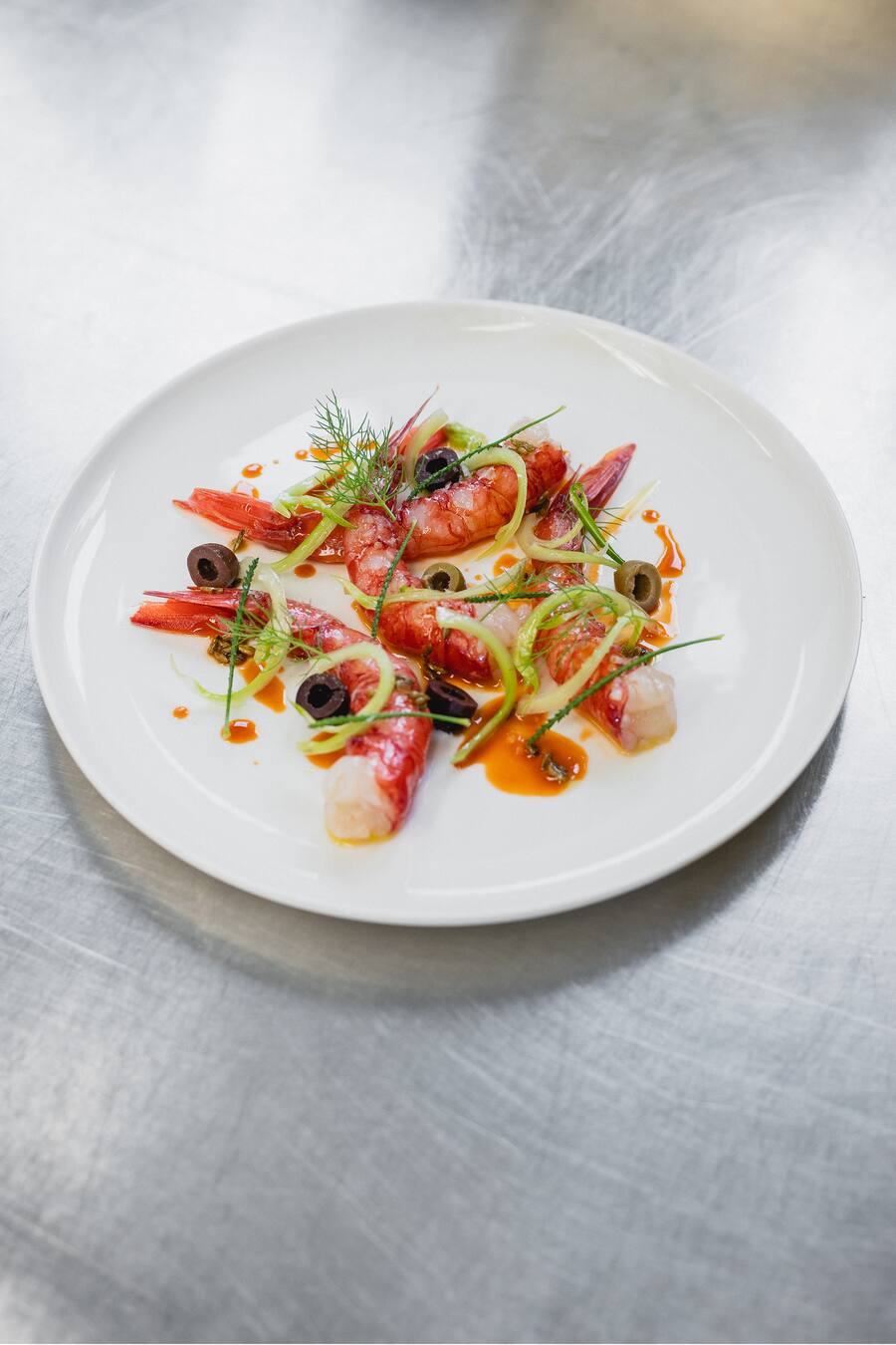 Restaurant Anna, Zürich, Amex, Amex Talent 2021, Stefano Corrado, Maria Ventola, Gambero Rosso mit Oliven, Fenchelsamen, Puntarelle und Fenchel, Foto: Digitale Massarbeit, Simon Kurt