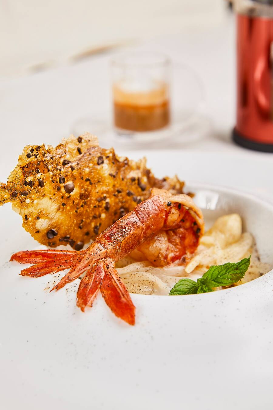 Gambero Rosso mit Spargel und Kaffee-Krustentiersauce. Jörg Slaschek, Attisholz Restaurant Le Feu in Solothurn-Riedholz, 29.05.2020, Foto Lucia Hunziker