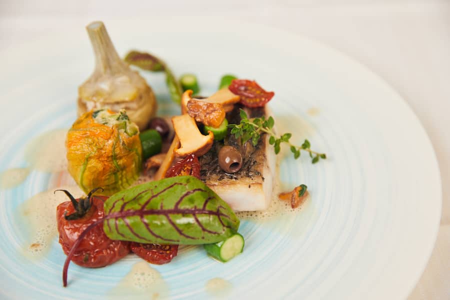 Gang: Dos de maigre au laurier, chanterelles au bouillon de moules de Bouchot, petits farcis et rattes grillés aux tomates confites. Willy Rossignol, Le Rossignol Lausanne, 16.07.2019, Foto Lucia Hunziker