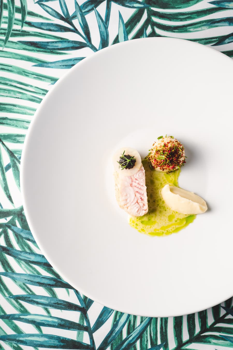 Sellerie, Stör aus Frutigen, Blumenkohl Sellerie, Blumenkohl, Frischkäse - Mario Garcia wurde 5. am Bocuse dâOr in Lyon. Jetzt ist er zurück und macht ein Pop up im Lido Luzern. - Donnerstag, 7. Februar 2019 - Copyright Olivia Pulver