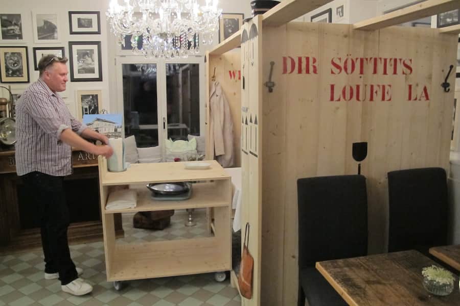 Gastgeber Beat «Bidu» Wyss schiebt den Servierwagen