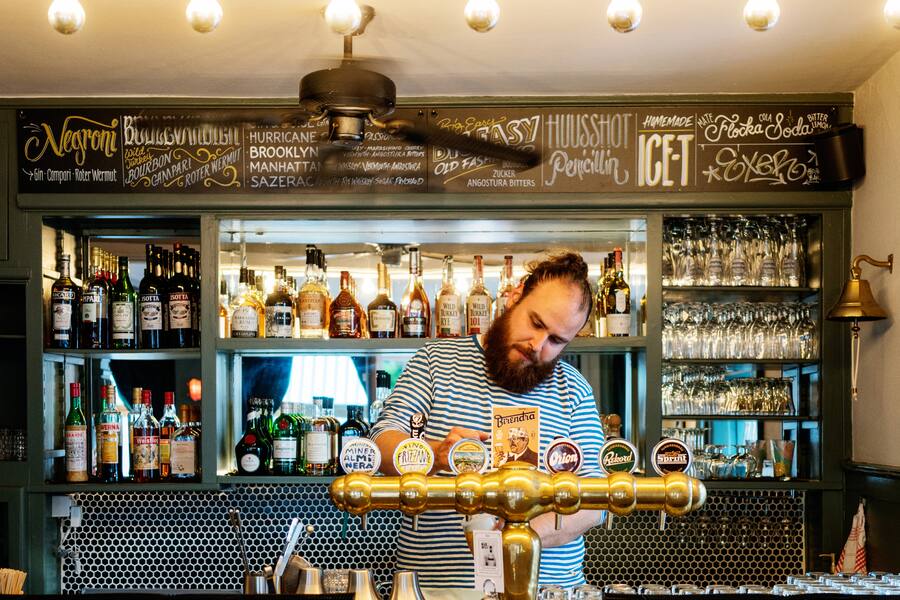 Gastgeber Kenny Thomson in der Exer Bar an der Tellstrasse in Zürich