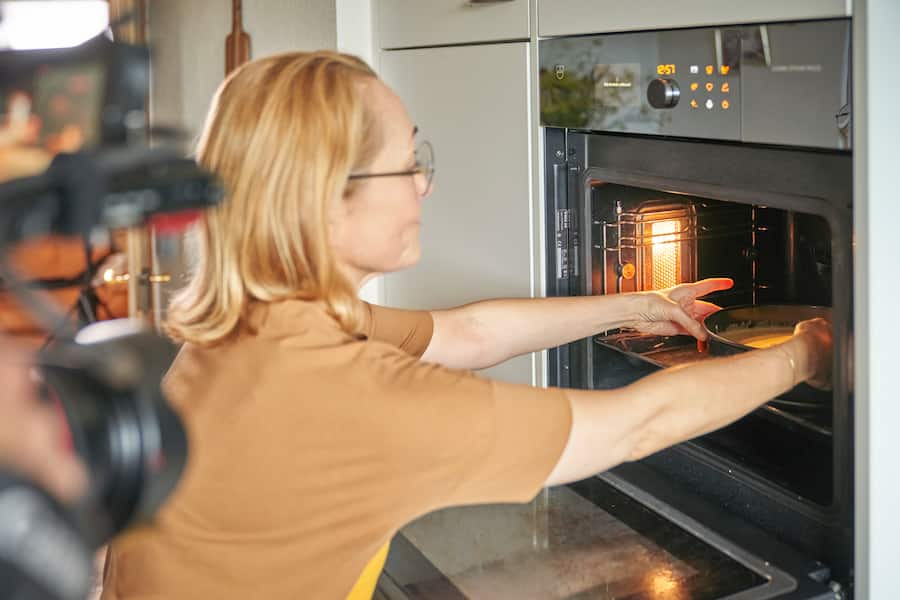 Gault Millau Schweiz Channel, Star Chefs, Pascal Bergamin (Dir.) und Guy Fässler (Cam.) drehen bei Tanja Grandits (in der Wohnung) Videorezepte, Rezept: Pistazien Limetten Cake (statt Kuchen), Stucki Basel, 06.09.2020, Foto Lucia Hunziker