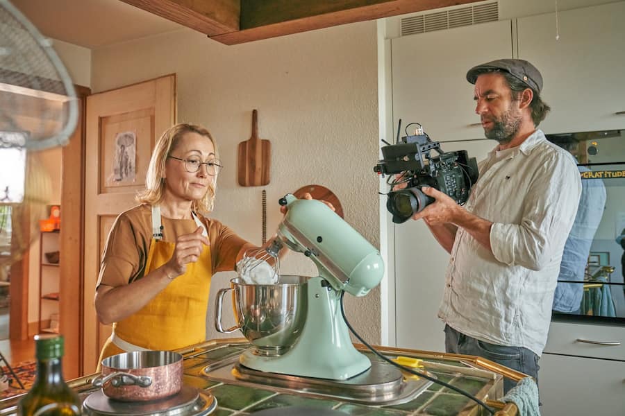 Gault Millau Schweiz Channel, Star Chefs, Pascal Bergamin (Dir.) und Guy Fässler (Cam.) drehen bei Tanja Grandits (in der Wohnung) Videorezepte, Rezept: Zitronen-Blinis mit Ricotta, Stucki Basel, 06.09.2020, Foto Lucia Hunziker