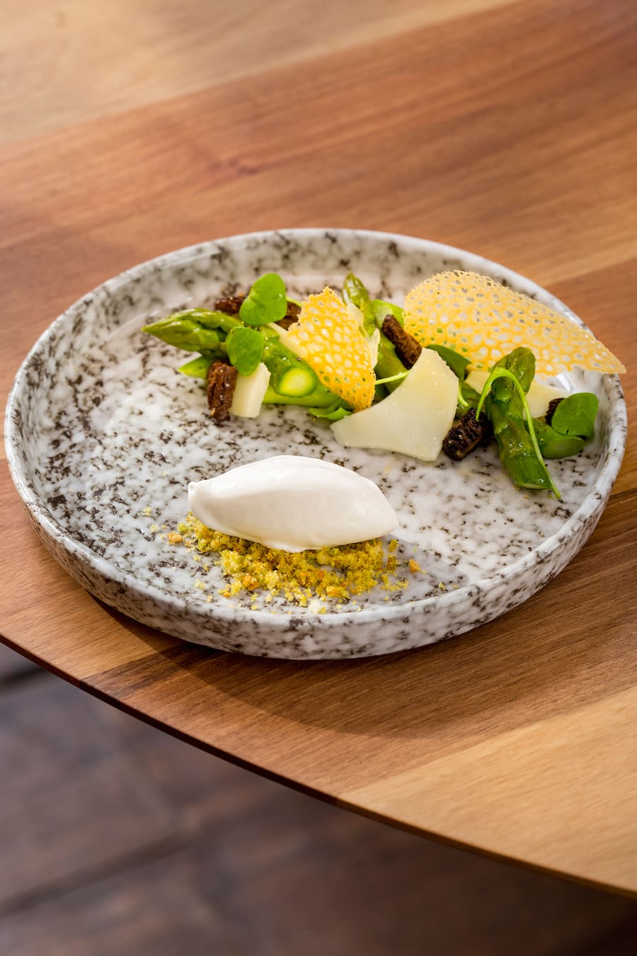 Früher Spargel mit Parmesan-Glace