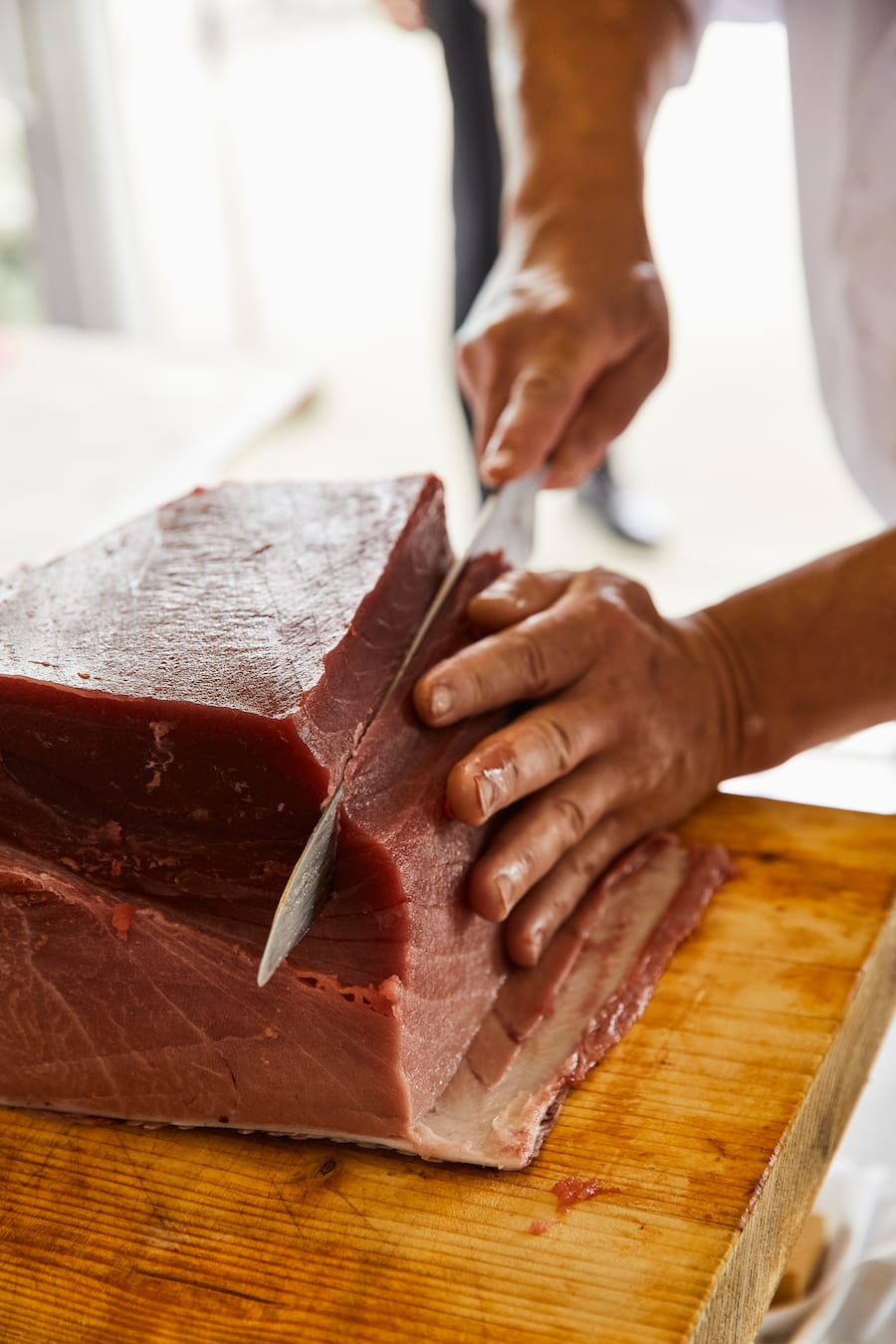 Aufschneiden des Thunfischs