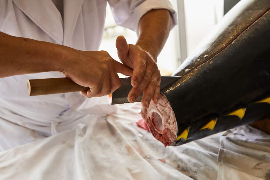 Thunfisch aufschneiden