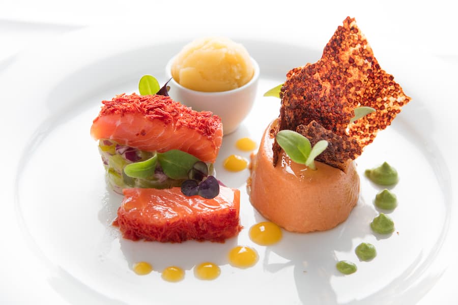 Bachsaibling aus Bremgartens Quellwasser & Tomaten. Gebeizter Saibling~ Mousse von schwarzen Tomaten ~ gelbes Tomatensorbet Tatar von green Zebra Tomaten ~ Tomaten- Quinoacracker