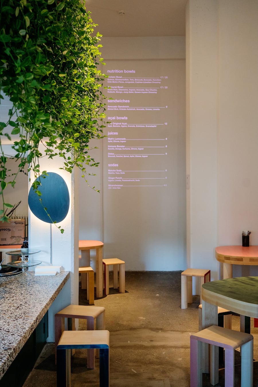 La carte est projetée sur le mur.