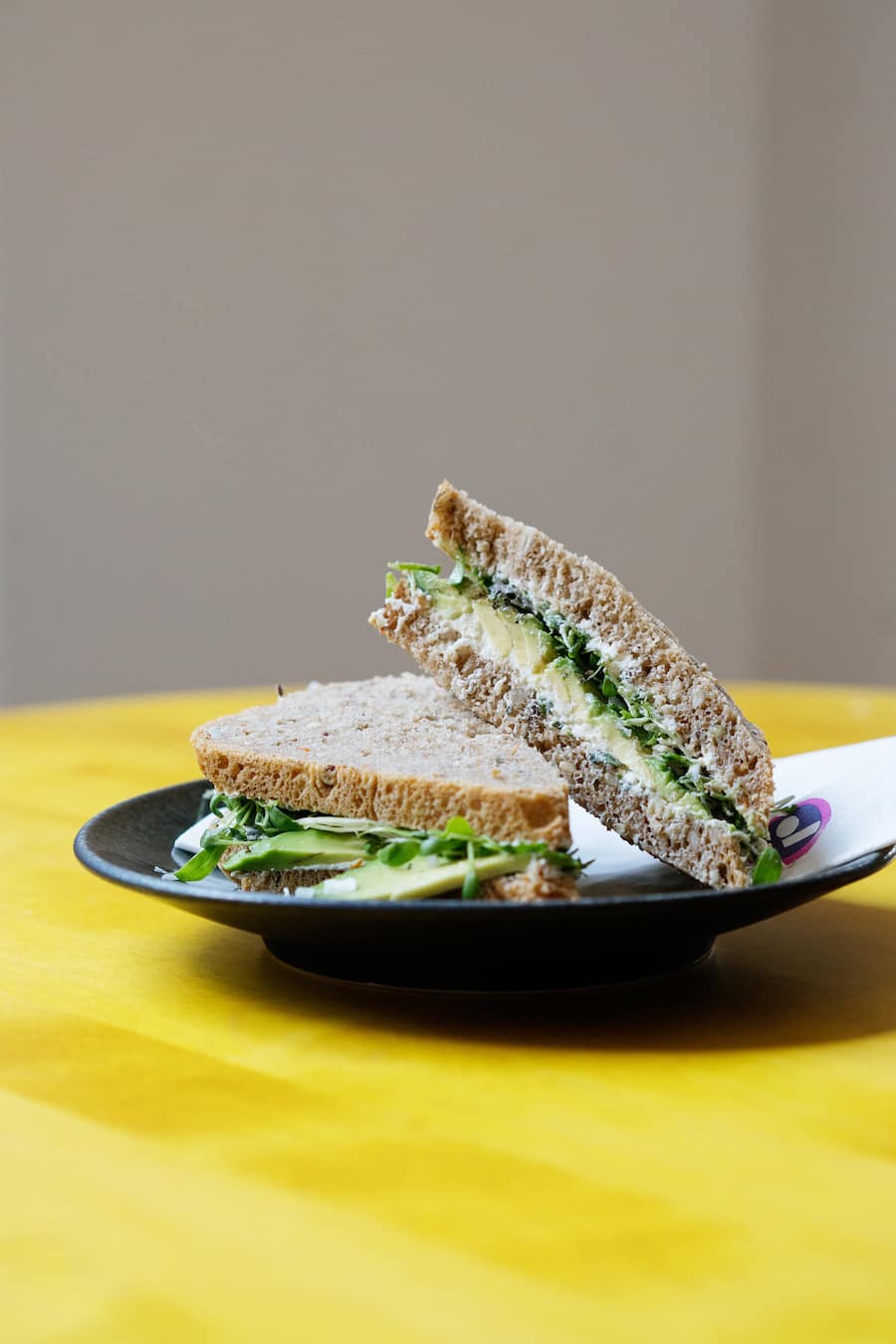 Le délicieux sandwich à l’avocat, au cresson et fromage frais de soja.