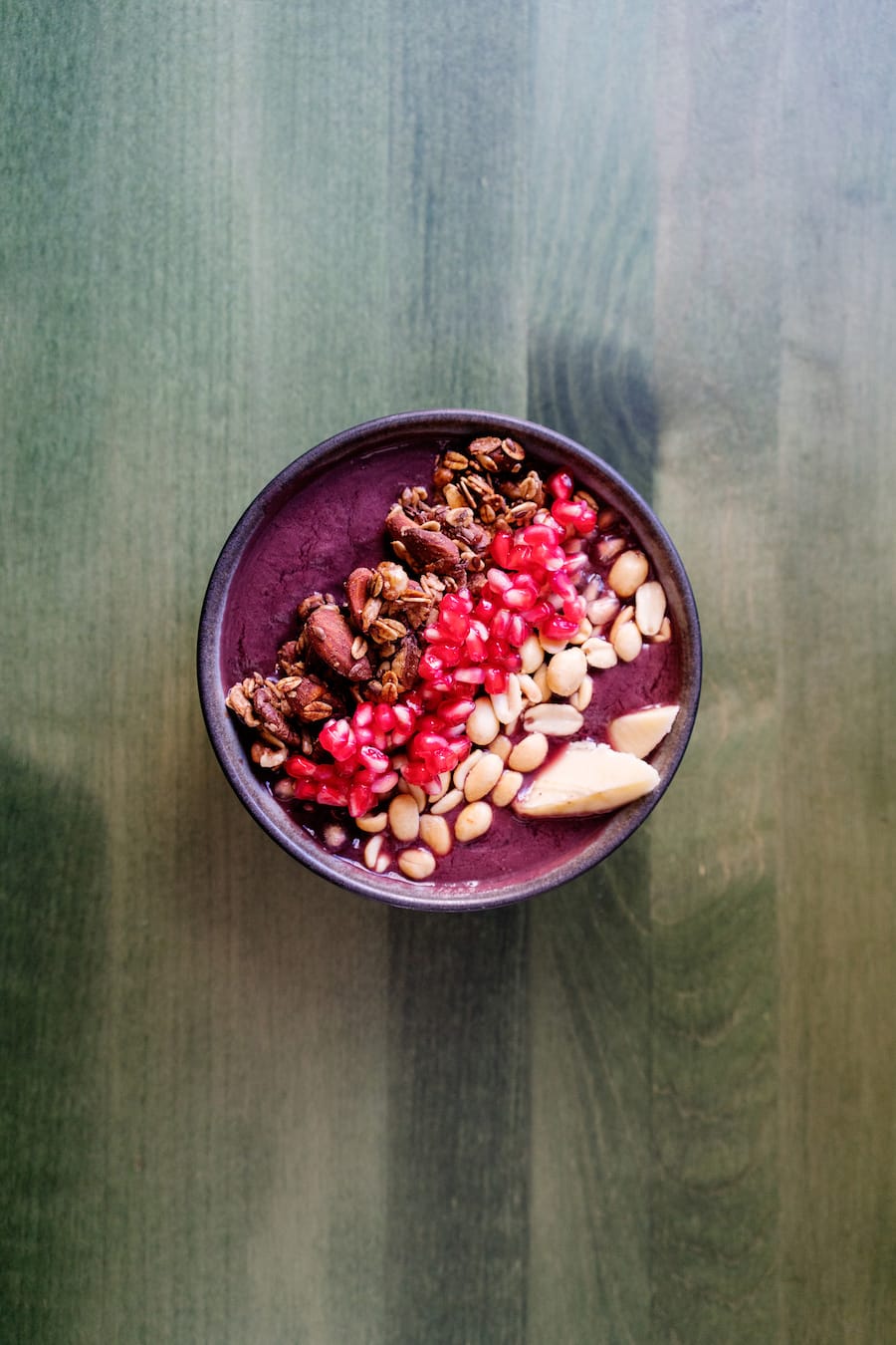 L’«açai bowl», avec des graines de grenade, des cacahuètes et du granola, est un délice sucré.