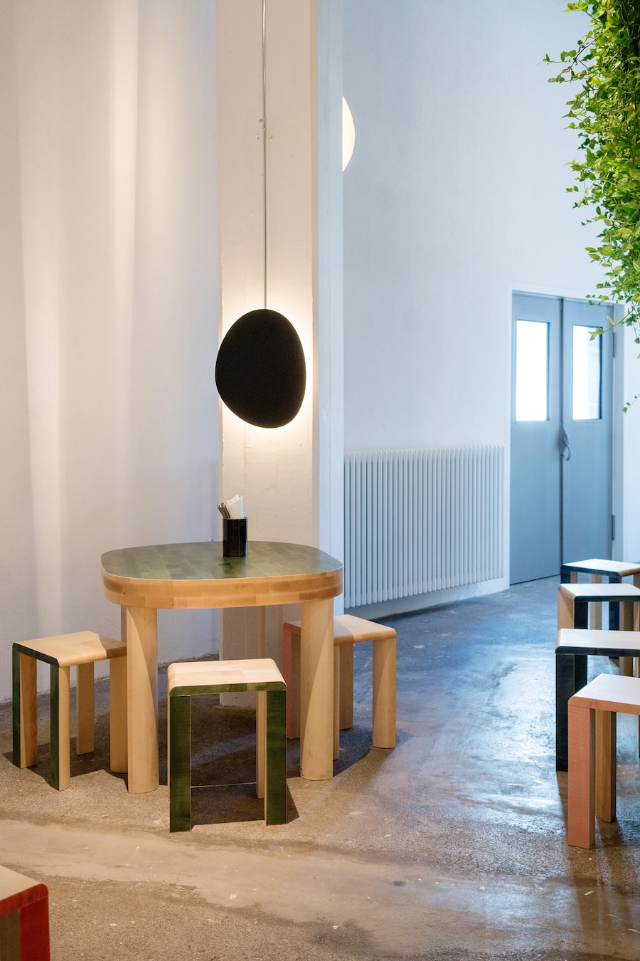 Tous les meubles et les lampes sont de production artisanale.