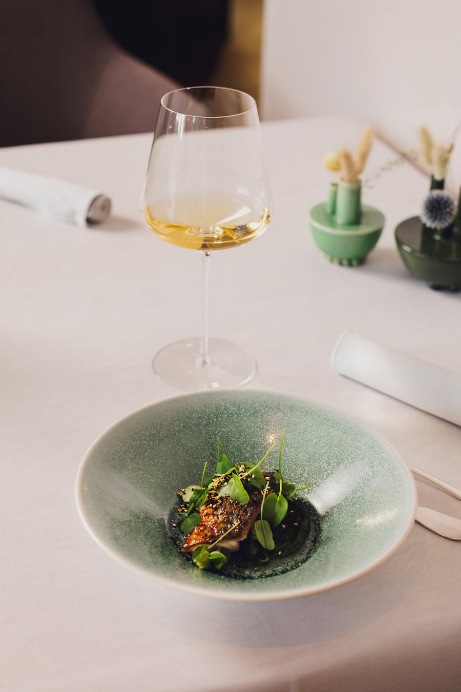 Chef-Sommelier Grégory Rohmer, Stucki, Tanja Grandits, Gebratene Makrele mit Sesamspinat, Sauerampfer und Zimtblüten-Cuacamoleund Delamotte Blanc de Blancs 1999,Foto: Digitale Massarbeit, Tanja und Simon Kurt,