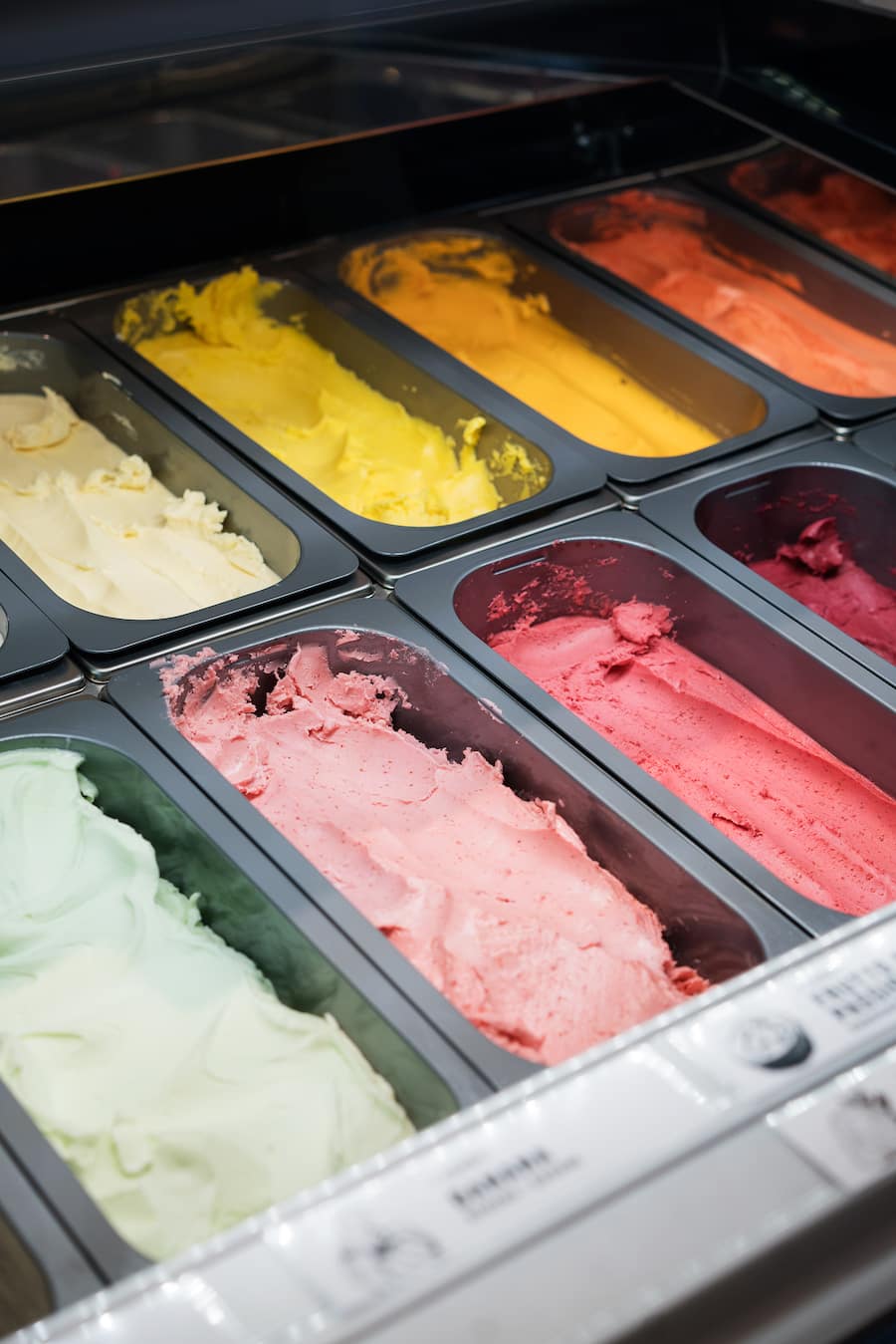 Glace-Auswahl in der Gelati Tellhof an der Tellstrasse in Zürich von Daniel Kissling von Gelati am See