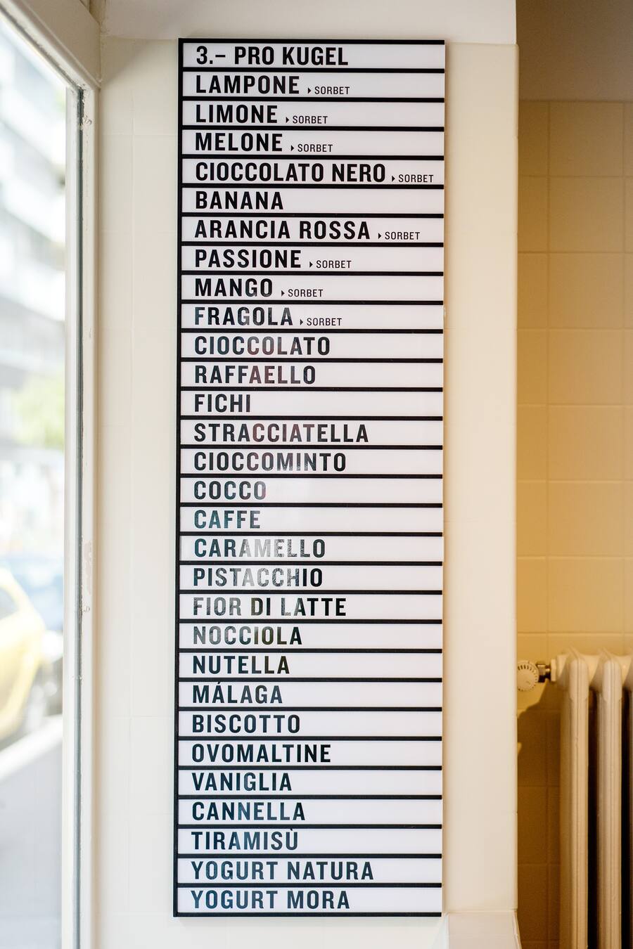 Die Angebotstafel in der Gelati Tellhof an der Tellstrasse in Zürich von Daniel Kissling von Gelati am See