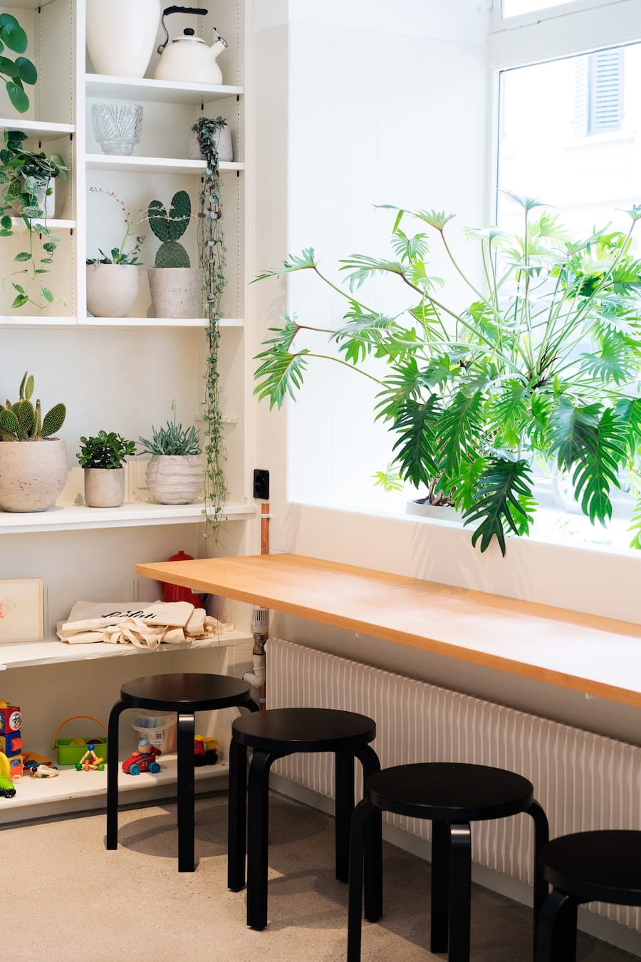 Sitzplätze am Fenster in der Gelati Tellhof an der Tellstrasse in Zürich von Daniel Kissling von Gelati am See