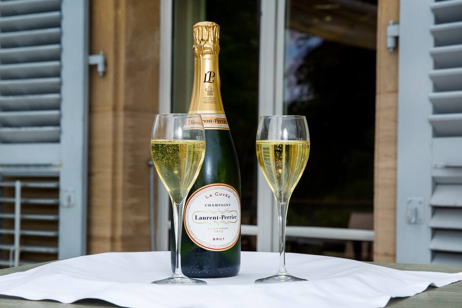 Geneve, le 11 mai 2021. Une bouteille de Champagne Laurent-Perrier pose sur une table du Restaurant du Parc des Eaux-Vives. © Magali Girardin