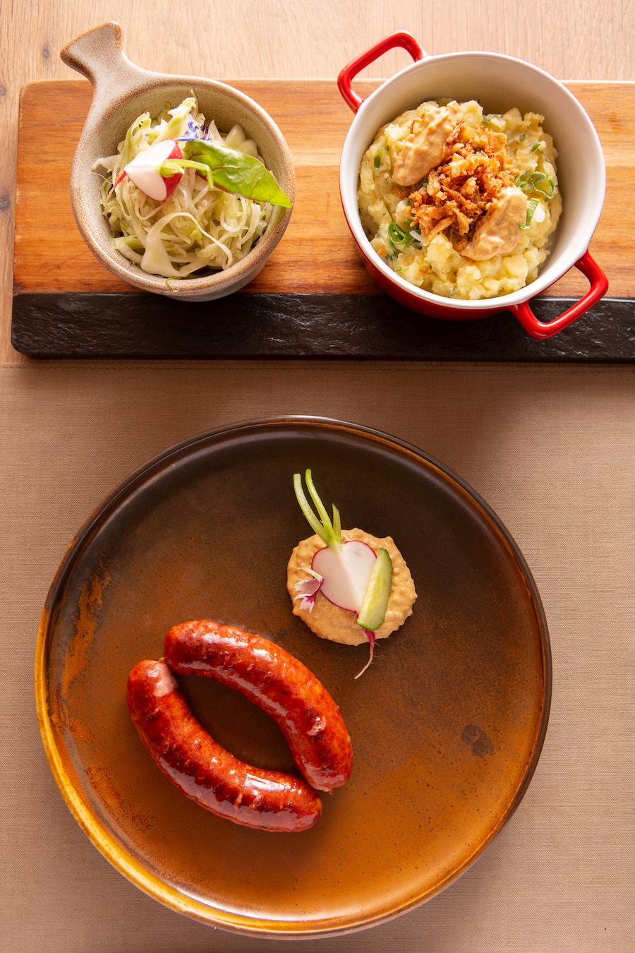 Geräucherte Bratwürste von unserem Seuzacher Muni von Familie Steinmann mit Kartoffelstampf, saisonalem Gemüsesalat und hausgemachtem groben Senf