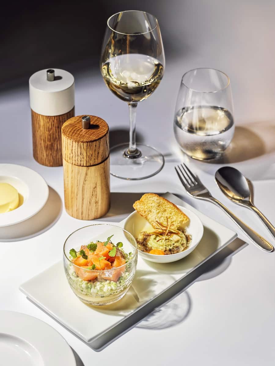 Geräucherter Saibling mit Romanesco, Blumenkohl, CousCous, Lauch mit Eigelb, Trüffelvinaigrette, Focaccia Chip