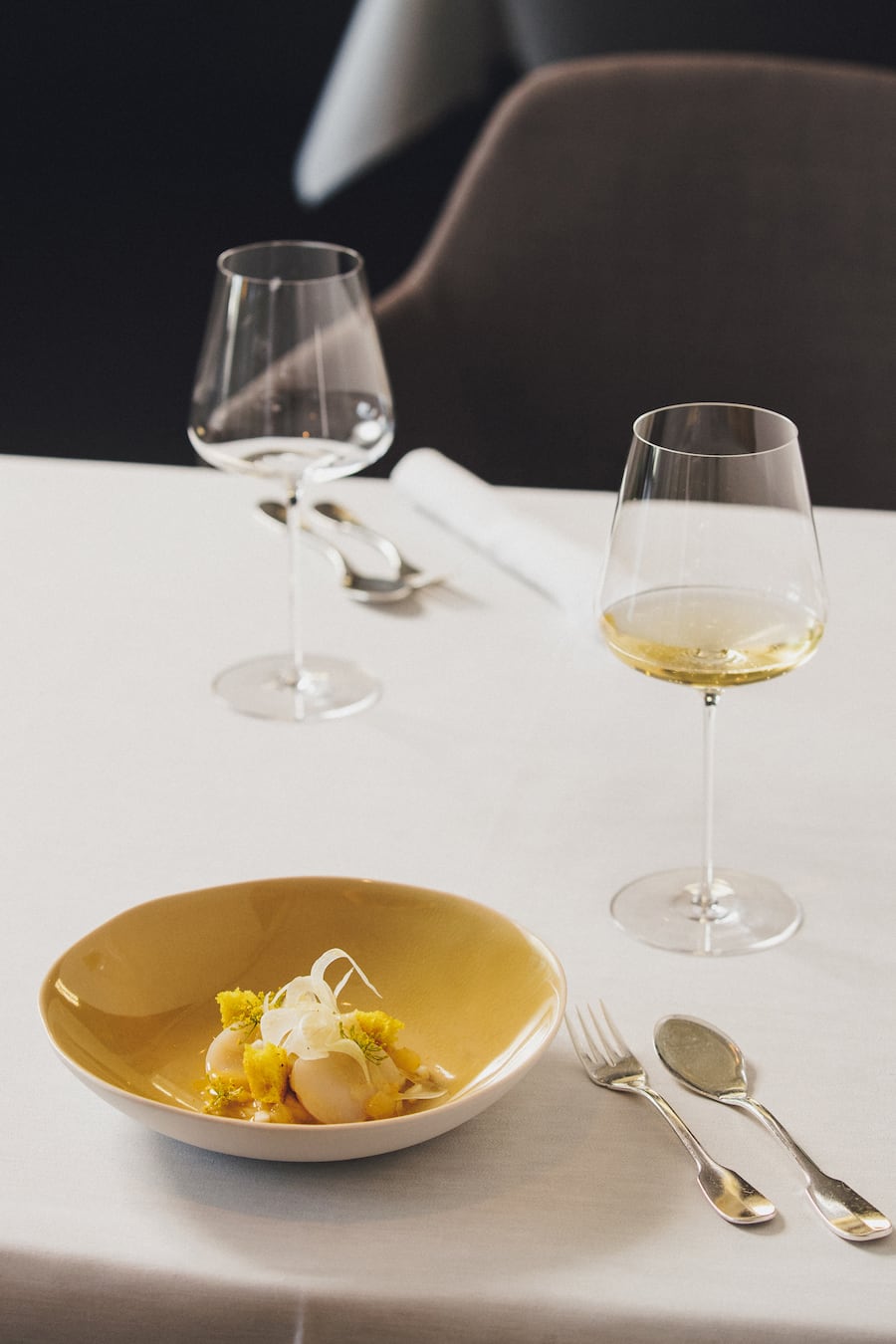 Chef-Sommelier Grégory Rohmer, Stucki, Tanja Grandits, Jakobsmuschel mit Passionsfrucht, Fenchel und Kardamom-Ricottaund Salon 2007,Foto: Digitale Massarbeit, Tanja und Simon Kurt,