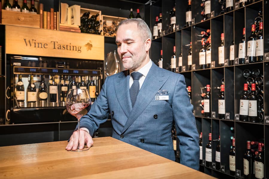 Foto: Joseph Khakshouri 18.12.2018Küchenchef Eric Glauser kocht jetzt im Delikatesse vom Globus.xxx mit dem Wine Tasting Automat, wo man top Weine etweder schmecken kann, oder per Glass rauslassen kann.Globus (ZH)