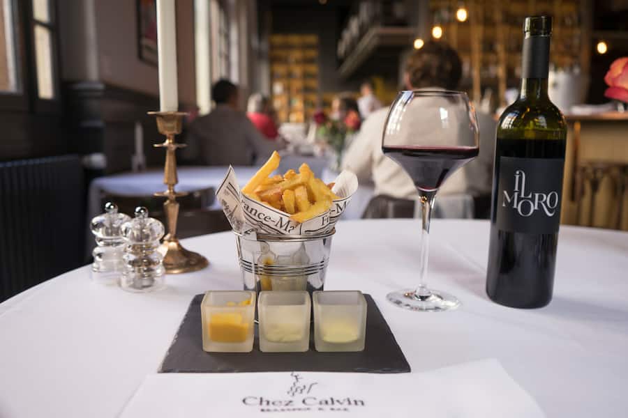 frites Calvin à l'huile de truffe et au parmesan accompagnées de trois sauces faites maison: ketchup de courge, tapenade d'artichaut et curry.