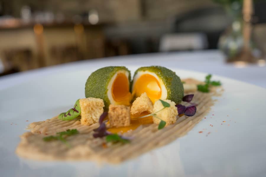 Oeuf mollet en croûte d'herbe sur un lit de crémeux de châtaignes