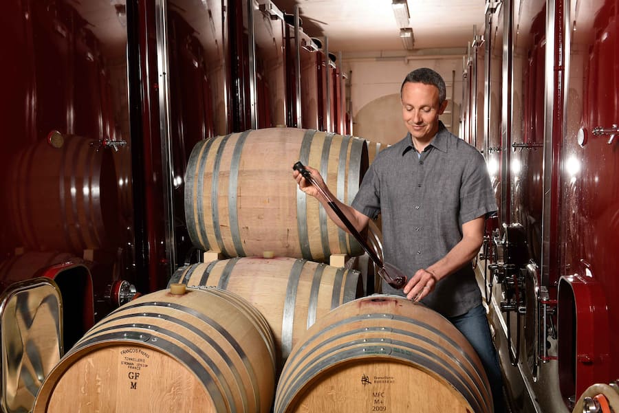 Portrait de Denis Hermanjat dans sa cave