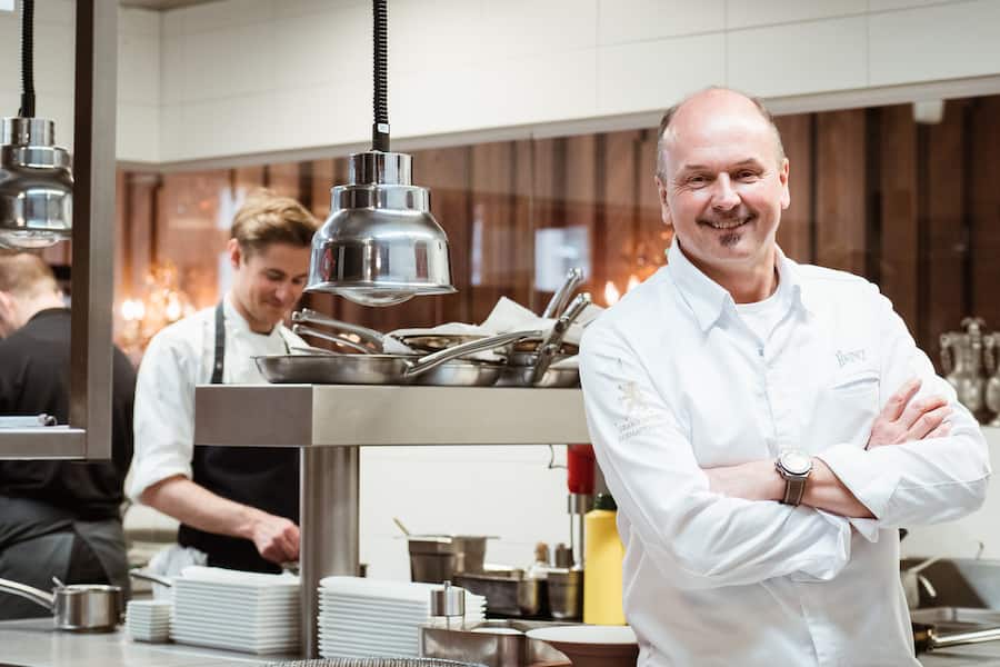 Heinz Rufibach, Chefkoch vom Restaurant Prato Borni und im Hintergrund Entremetier Andé Aebischer - Grand Hotel Zermatterhof, Zermatt - 2. März 2019 - Copyright Olivia Pulver