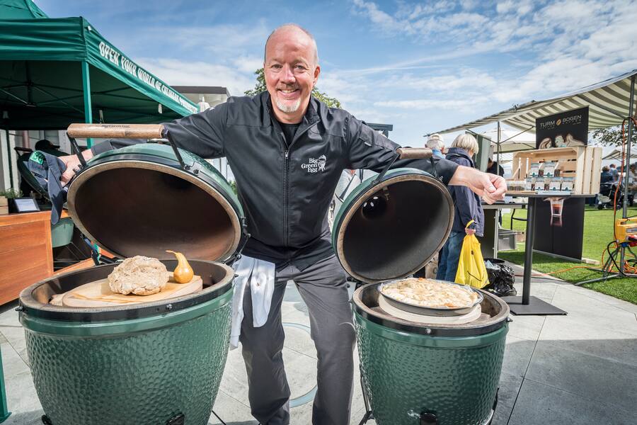 John Daly von Big Green Egg mit Volkornbrot und Apfelwähe