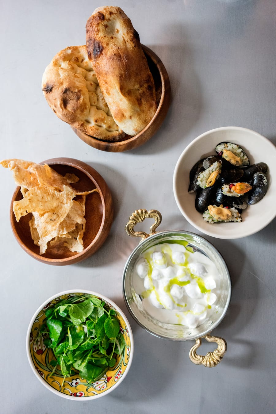 Hausgemachtes Brot, mit Reis gefüllte Miesmuscheln, Bulgurknödel, Eiersalat im «Restoran Gül»