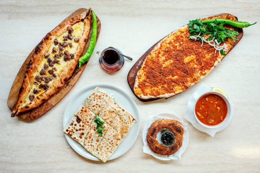 Lahmacun, Pide, Gözleme, Simit im türkischen Lebensmittelgeschäft und Imbiss Halk Pazari in Zürich Oerlikon