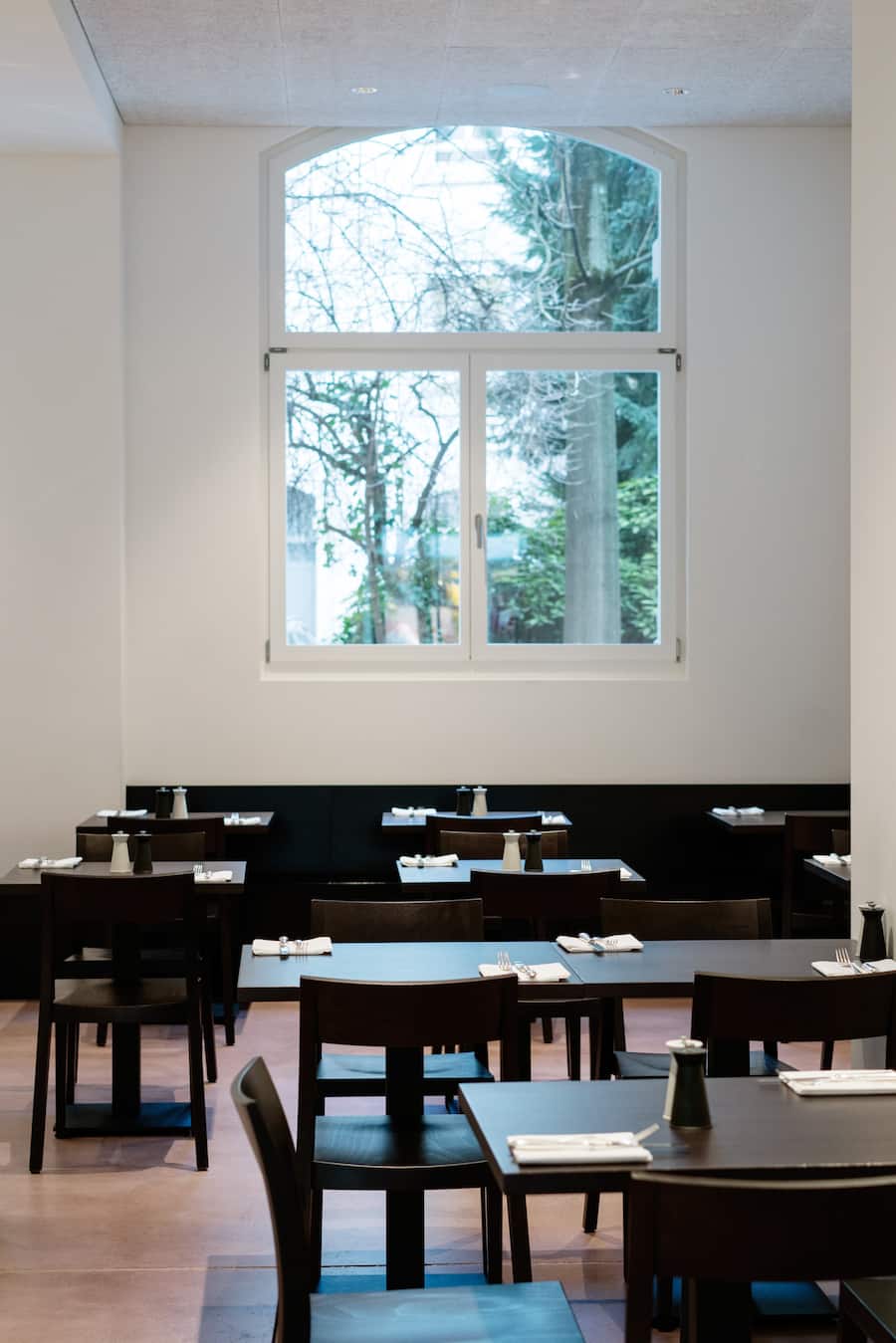 Das Lokal dient als Metzgerei und Bistro, das ganztags verschiedene Speisen serviert.