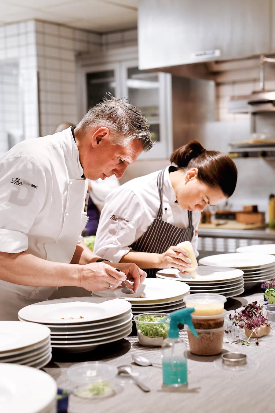 Heiko Nieder und Jeslyn Theoh beim Anrichten im Per Se New York