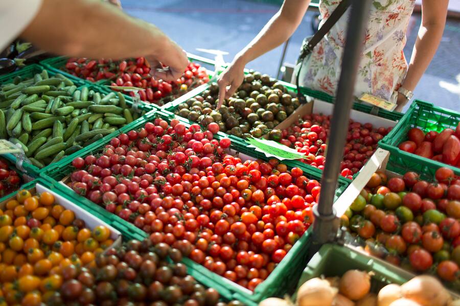 ARCHIVBILD ZUR AGRARPOLITIK 2022 --- The fruit and vegetable market stand of the HAABWALSER farm on Helvetiaplatz in Zurich, Switzerland, on July 18, 2014. The HAABWALSER farm in Bachs in the Canton of Zurich, Switzerland, is run by the families Haab and Walser and produces fruit and vegetables and also keeps various animals. The fruit and vegetables are sold at markets in Zurich, Switzerland. (KEYSTONE/Gaetan Bally)