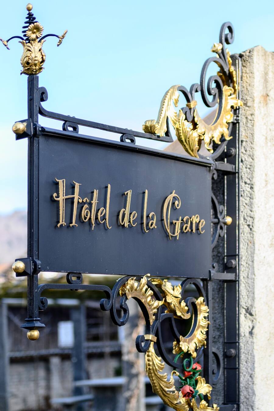 King Crab & Lièvre Royal-Cannelloni. Die aufregendsten Gerichte bei unserem letzten Besuch: «Effilochée de Chair de King Crab». Das Krabbenfleisch wurde wunderbar mit Guacamole angerichtet, ein paar Tropfen Grapefruitsaft sorgten für verblüffende Frische; die Bisque gab’s verwandelt in einen raffinierten Gelée dazu. Noch besser die Cannelloni: Pierrick Suter packte «Lièvre Royal» in den Teig, und weil diese Füllung erst nach tagelanger Arbeit bereit ist, wird sie auch für die Ravioli eingesetzt. Der Chef: