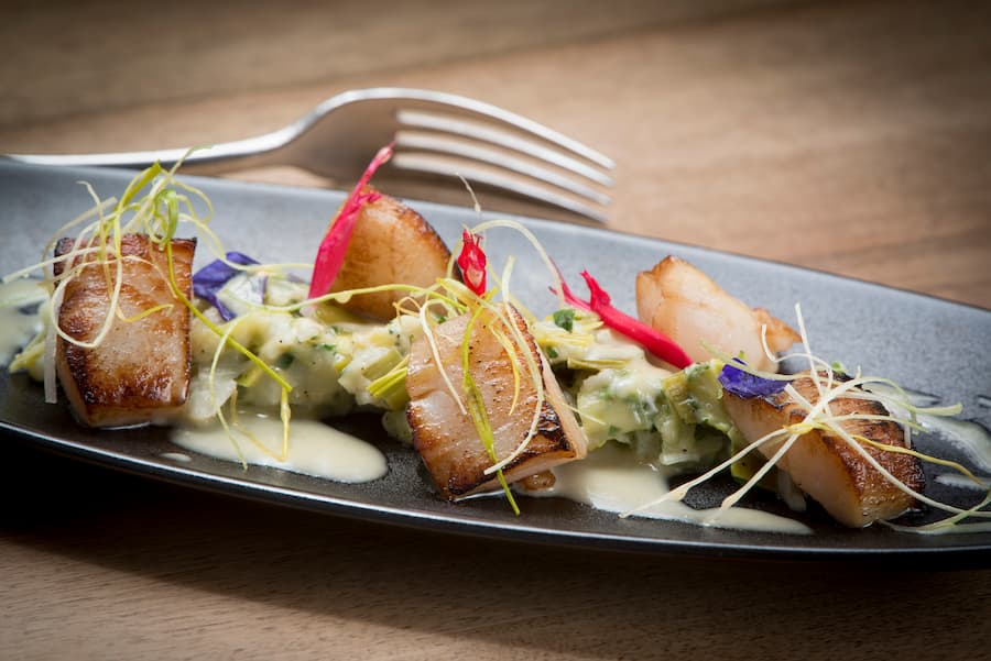 Hotel de la Paix,carte d'automne.Noix de Saint-Jacques flambées au Whisky,fondue de poireaux et topinambours